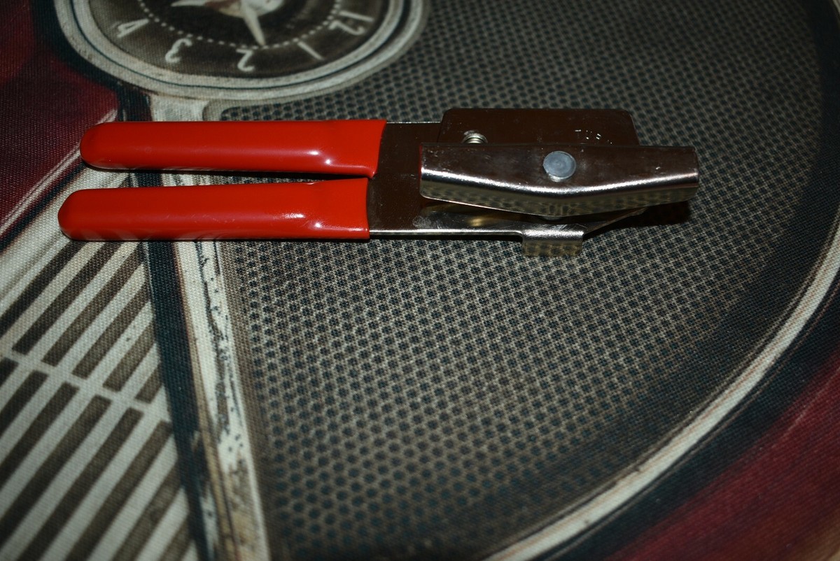 Vintage SWING-A-WAY Swing Away Manual Can Opener w Bottle Opener