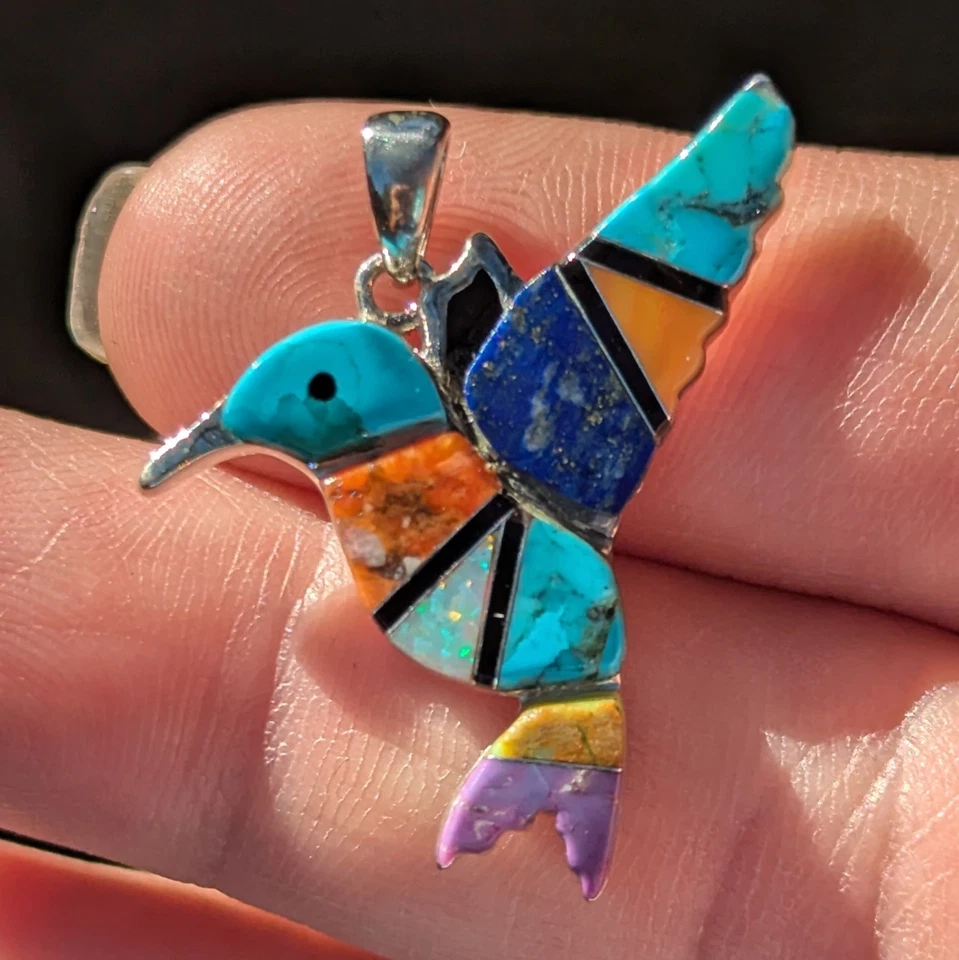 Colgante colorido con incrustaciones de múltiples piedras preciosas y ópalo colibrí de plata de ley Foto 3 de 4
