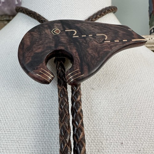 Incredible Vintage Brass Inlay Carved Western Wood Bolo Tie Artist Signed - Picture 9 of 13