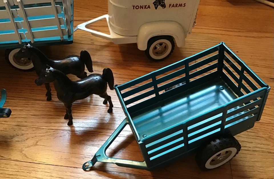 Camión de granja Tonka Toys de colección azul verdoso remolque para caballos carro dos caballos negros Foto 4 de 4