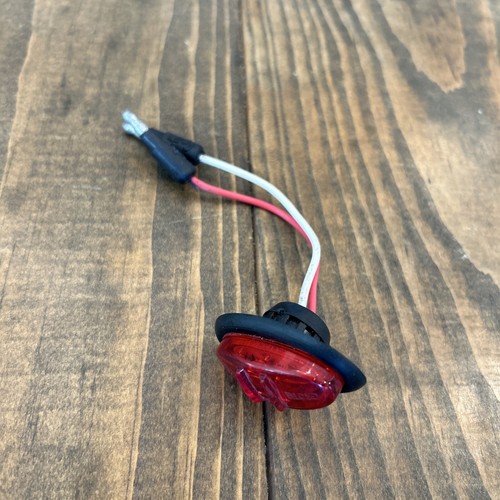 Grote 47972 rote MicroNova LED-Umrissleuchte mit Tülle.