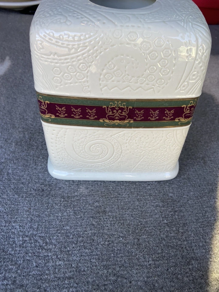 Cubierta de caja de pañuelos de porcelana Croscill Home Dover Manor 6”x6”x6,5” H Foto 2 de 2