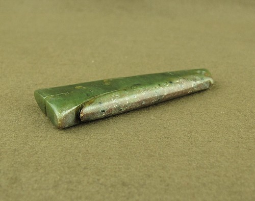 Antiguo colgante chino de peces tallados en jade neolítico verde espinaca cultura QiJia - Imagen 6 de 6