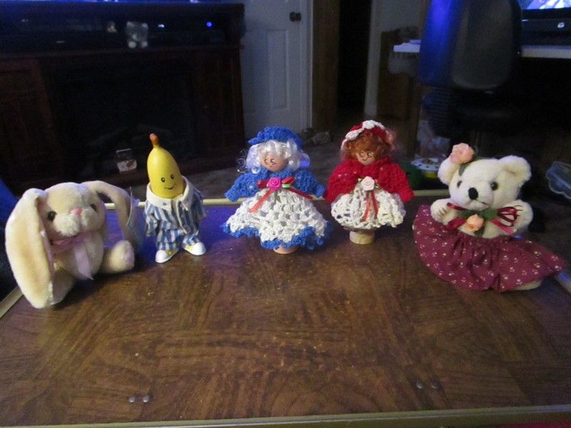 SMALL DOLLS AND STUFF ANIMALS LOT OF 6 ITEMS