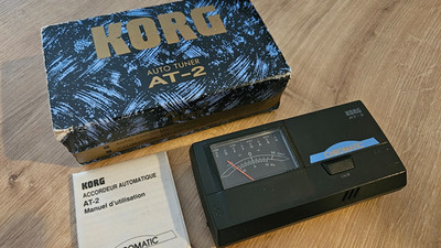 KORG AT 2 Chromatic Tuner   Gitarren Stimmgerät   analog   guter Zustand