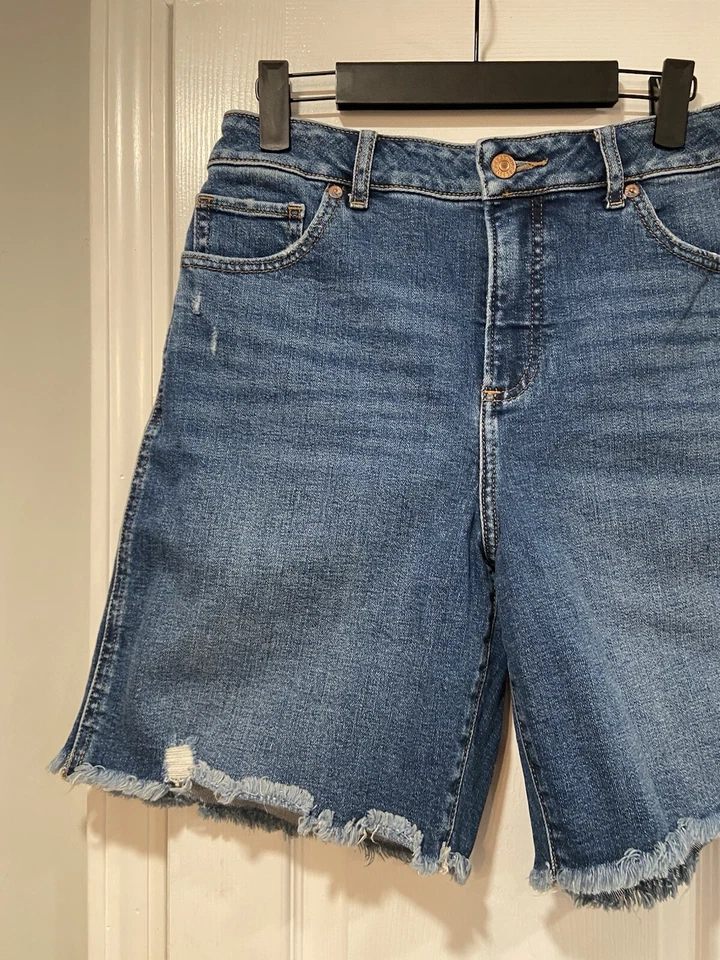 Bermudas con curvas Express talla 8 tiro alto desgastadas lavado medio corte pantalones cortos de jean Foto 3 de 4