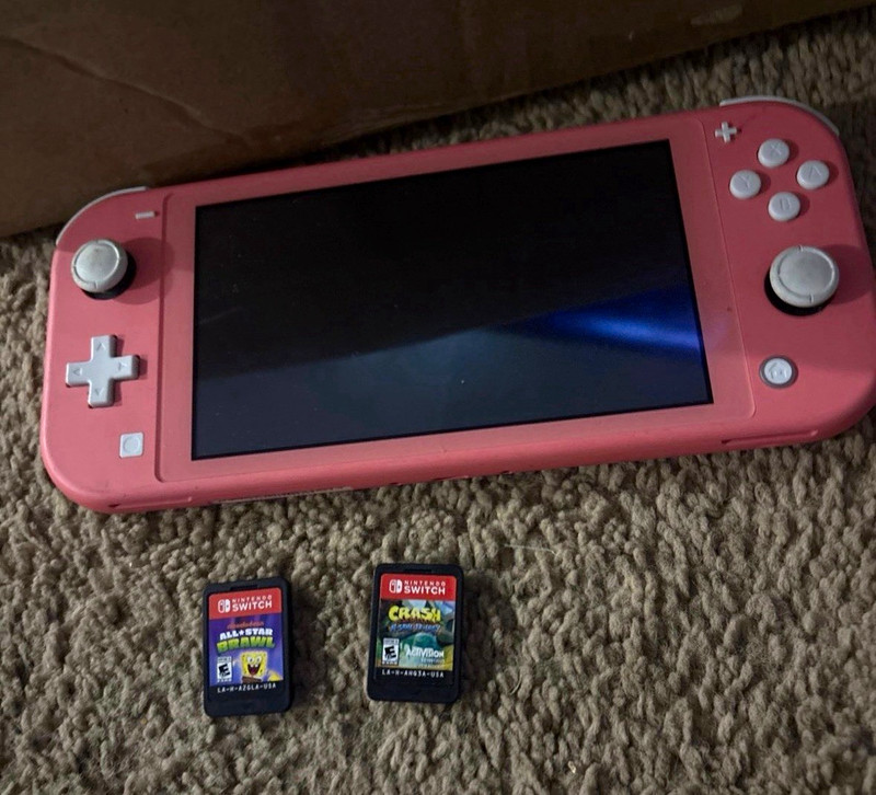 Nintendo switch lite bundle w games. No charger but will mail it out charged.