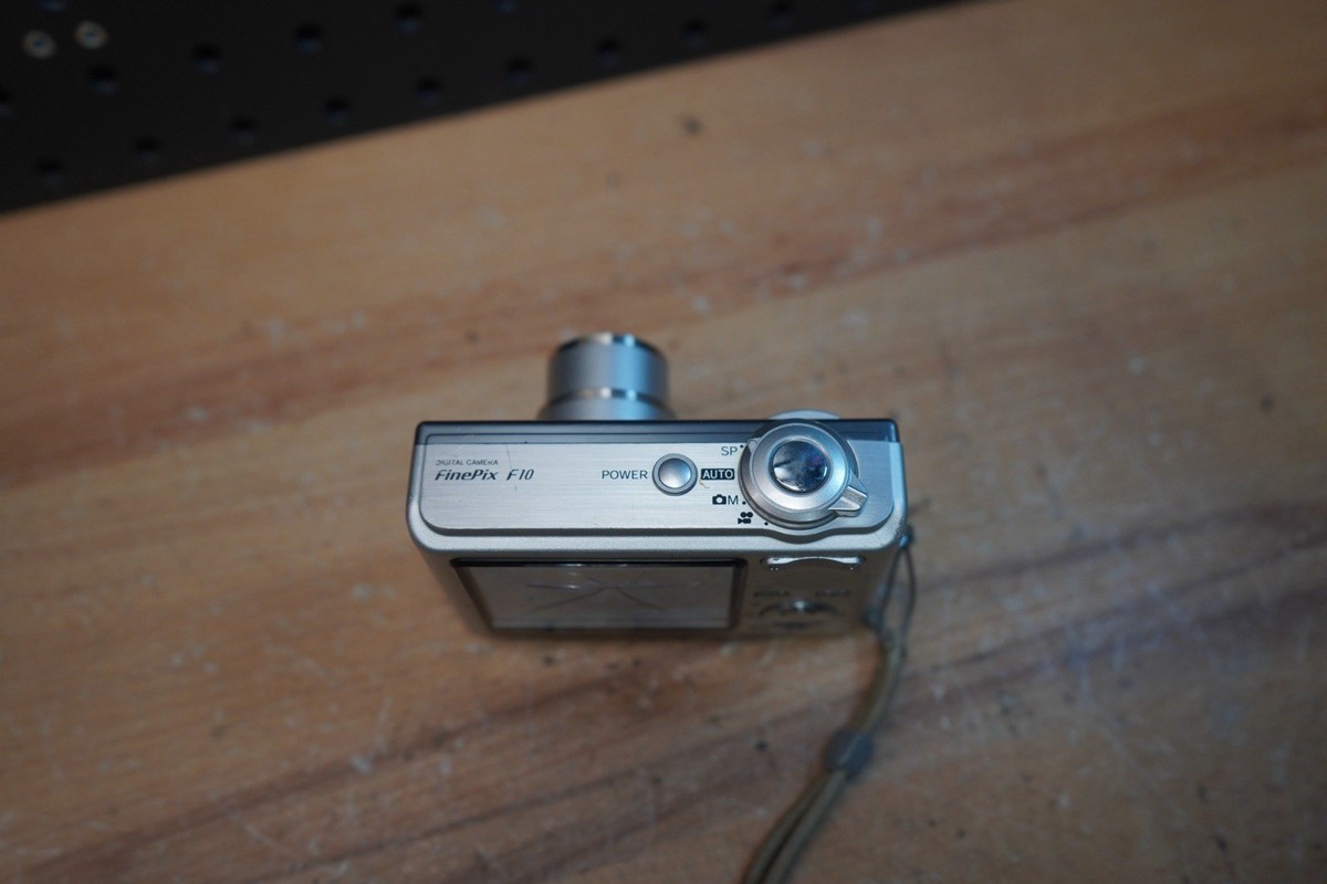 Fujifilm FinePix F10 デジタルカメラ Fujifilm FinePix F Series F10 6.3MP Digital Camera - Silver for