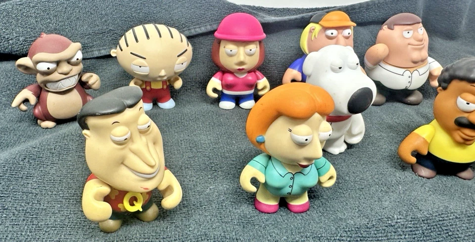 Juego de 10 mini figuras de la serie de vinilo Family Guy x KidRobot Foto 4 de 4