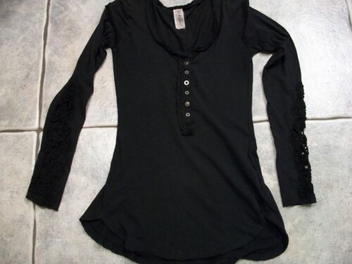 RARE FREE PEOPLE BLACK CROCHET CUFF HENLEY TOP XS X SMALL 100% COTTON - Picture 1 of 3