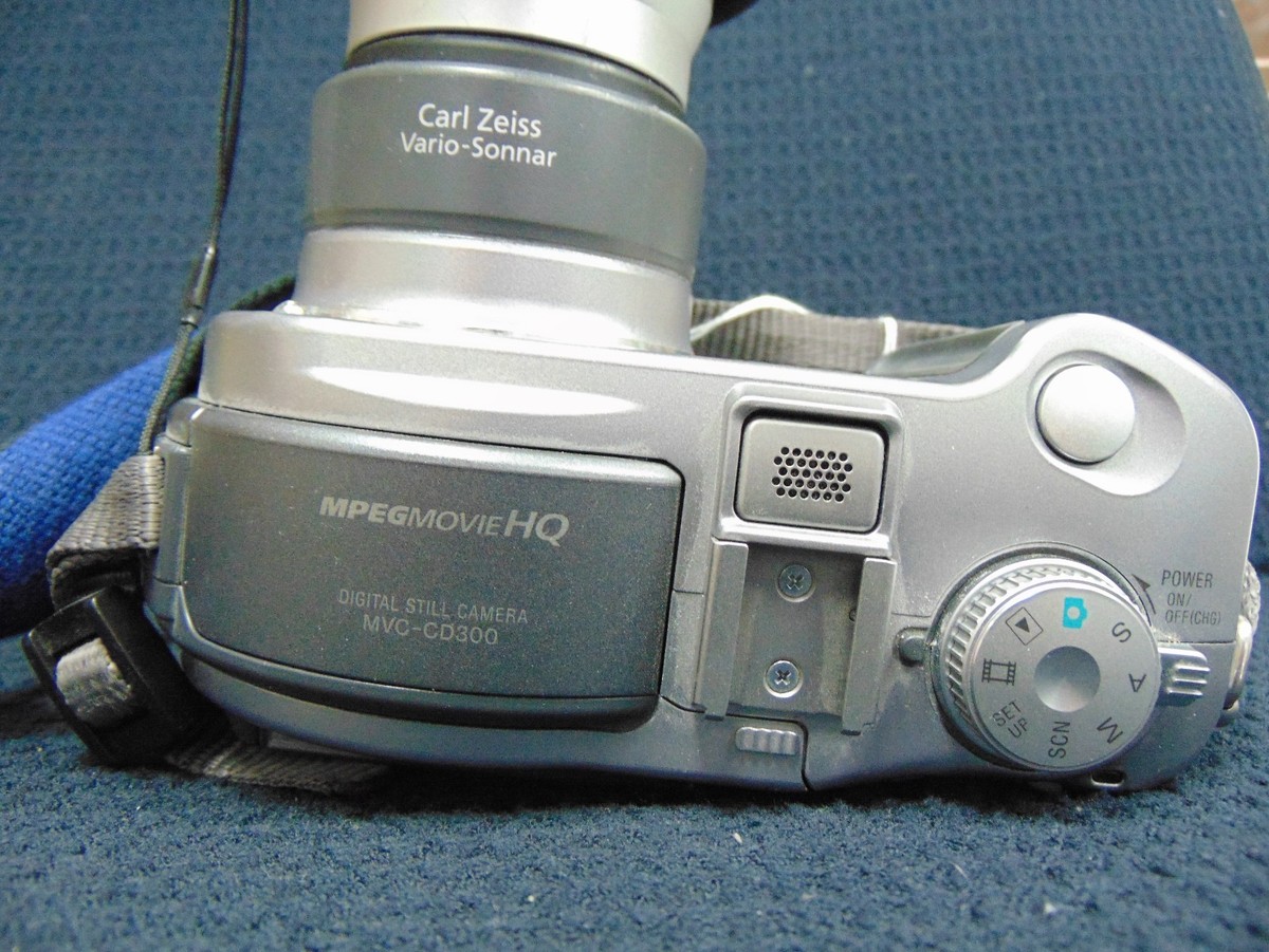 SONY CD MAVICA MVC-CD300 3.3 MEGAPIXEL 6X ZOOM CAMERA