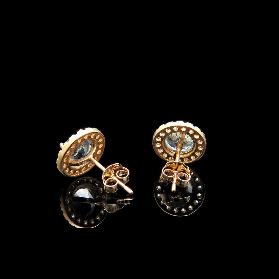 Aretes redondos de oro amarillo de 14 k con halo de diamantes simulados de aguamarina azul de 1 quilate Foto 3 de 4