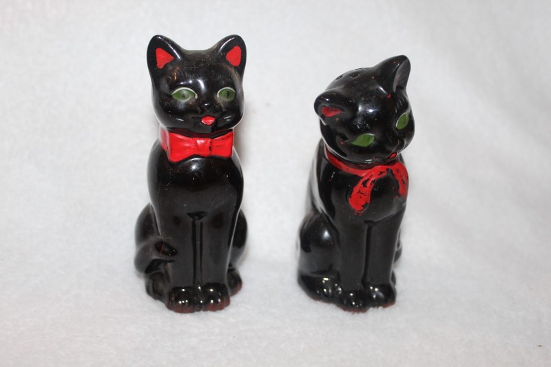 pair of pottery black cats salt & pepper shakers