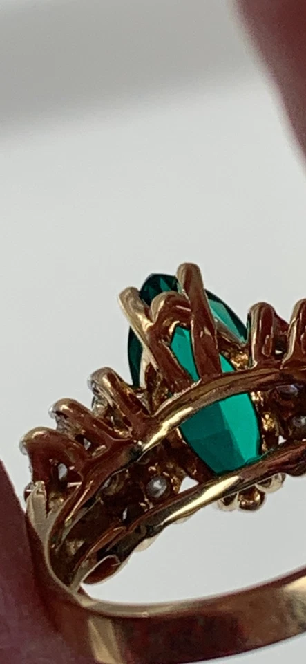 Anillo con racimo de marquesa esmeralda creado en laboratorio de oro amarillo de 14 quilates talla 6 • 4 g • vintage Foto 4 de 4