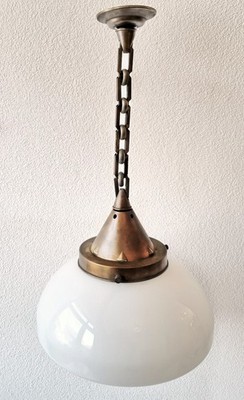 Sehr schöne Jugendstillampe mit Milchglas Schirm und Messing Aufhängung um 1910
