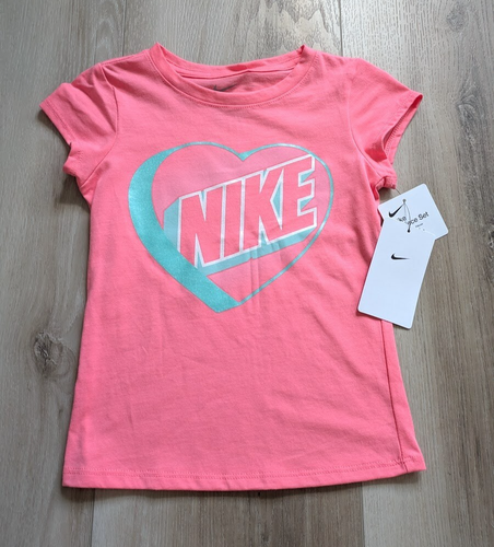 Nike Girls T-Shirt & Shorts Set Size 5 NWT Tropical Glitter Heart Logo 2PC Outfi - Picture 2 of 4
