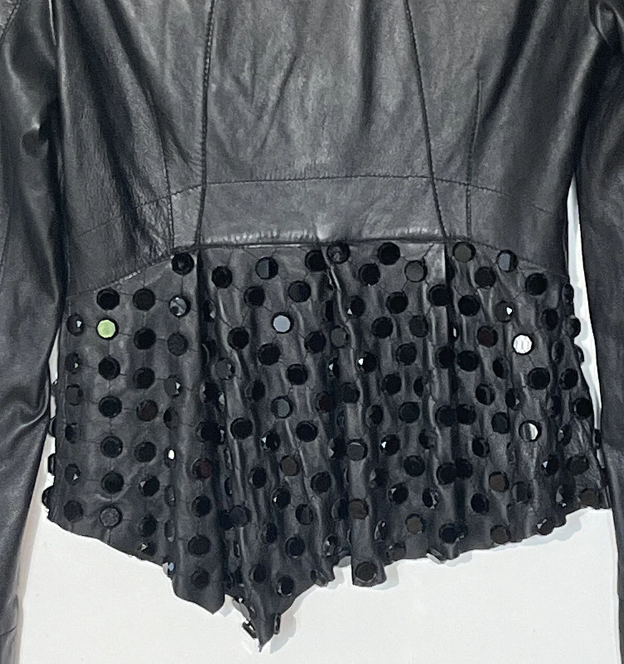 Jaqueta Bebe preta 100% couro genuíno cristais xale colarinho peplum zíper tamanho XS - Imagem 3 de 4