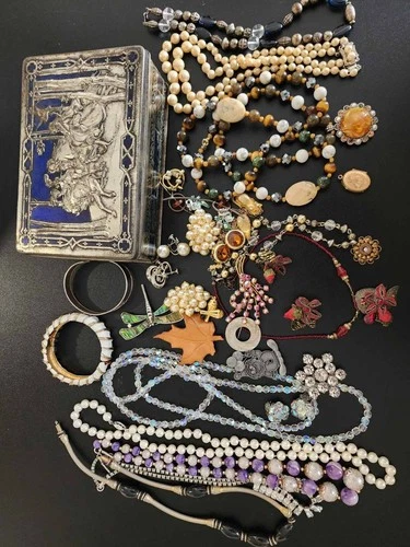 Vintage costume jewelry lot 30 pcs in beautiful England box