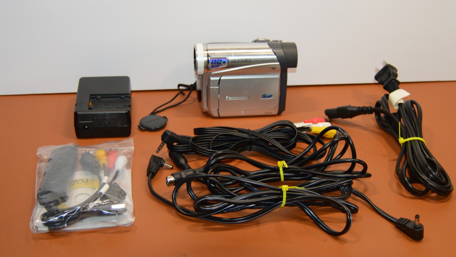 Panasonic PV-GS14 MiniDV Digital Camcorder Kit Transfer to PC/Laptop/VCR