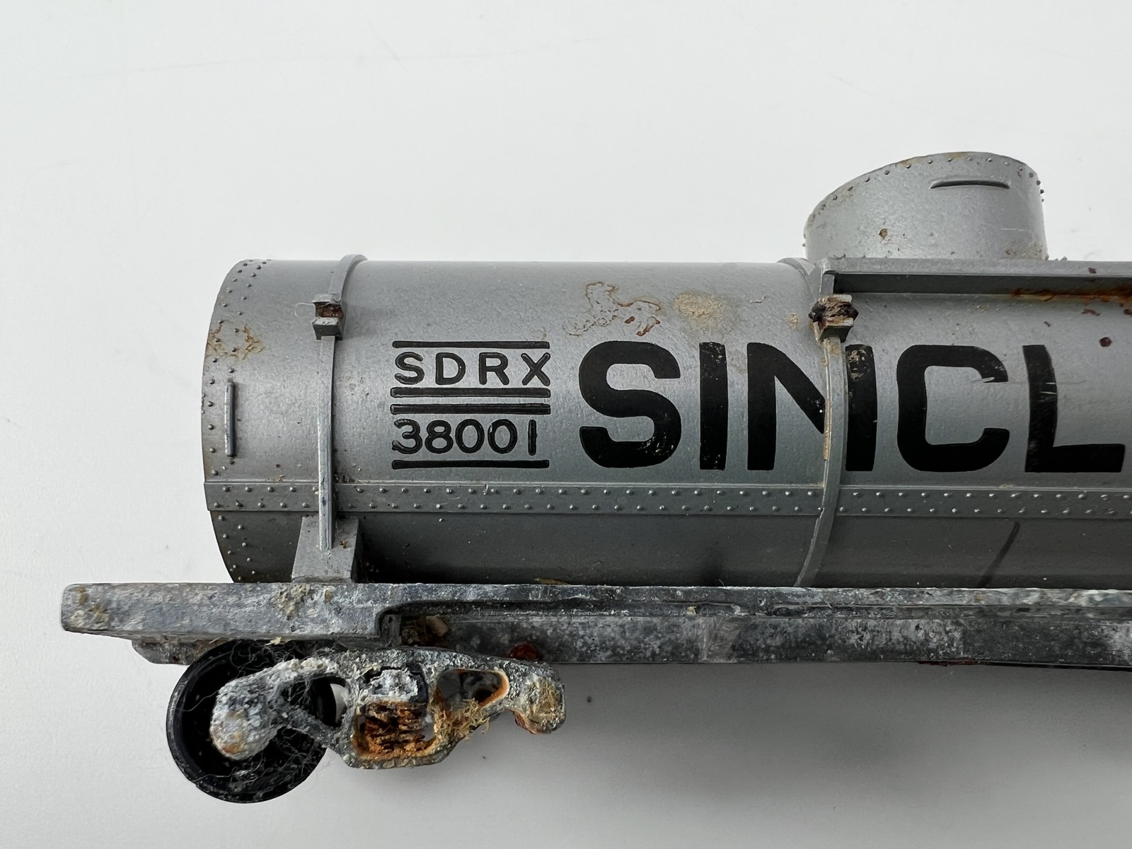 #38001 HO Sinclair SDRX Tank Car Single Dome Poor