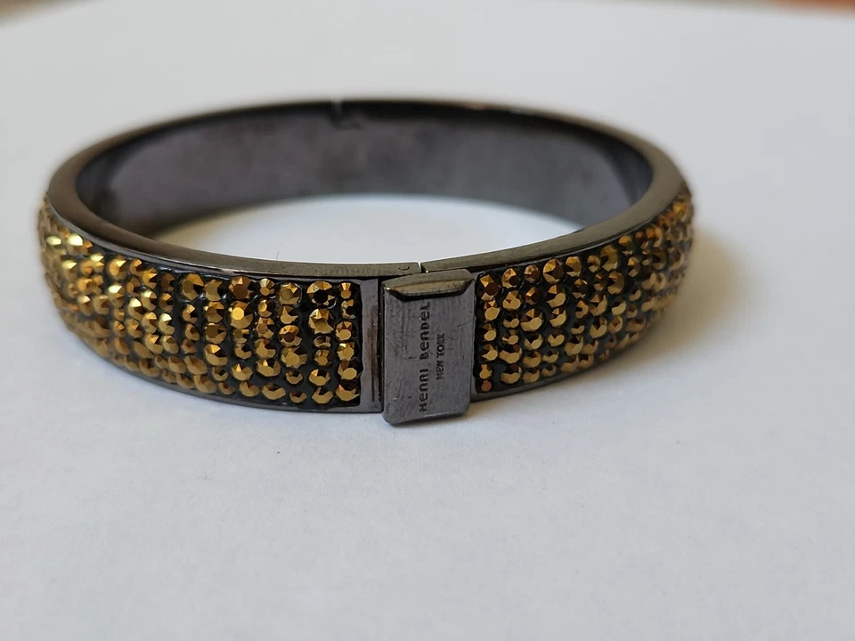 Brazalete Henri Bendel Nueva York Oro Brillante Piedras Sintéticas 14mm Ancho Foto 2 de 4