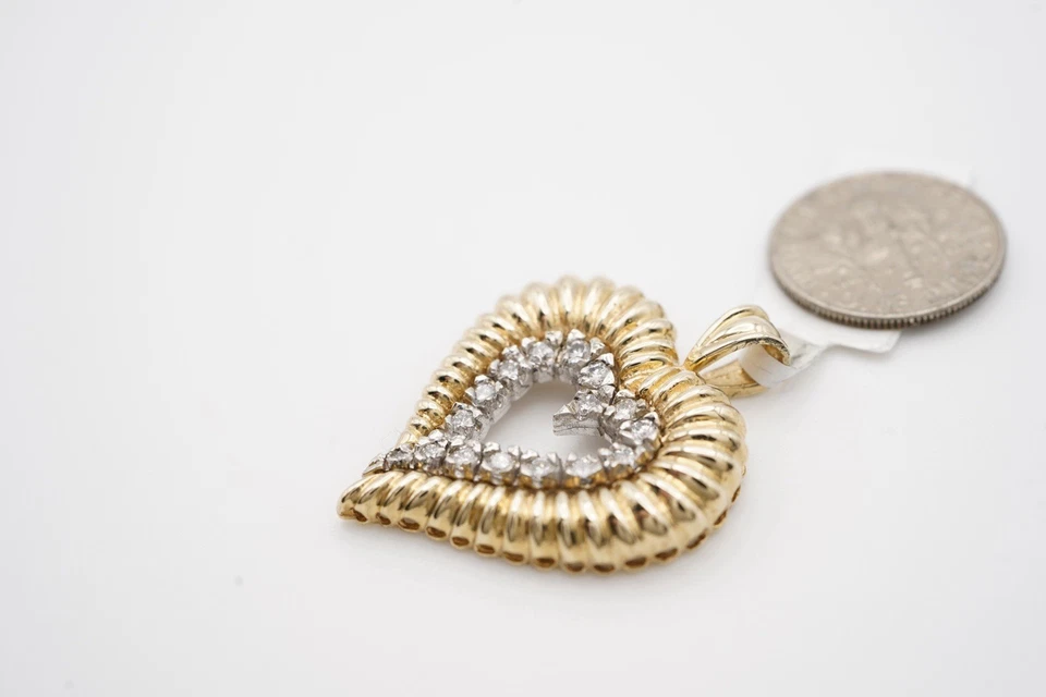 Colgante de corazón de diamantes y oro de 14k para mujer.  8,9 gramos 0,96 cts Foto 3 de 4