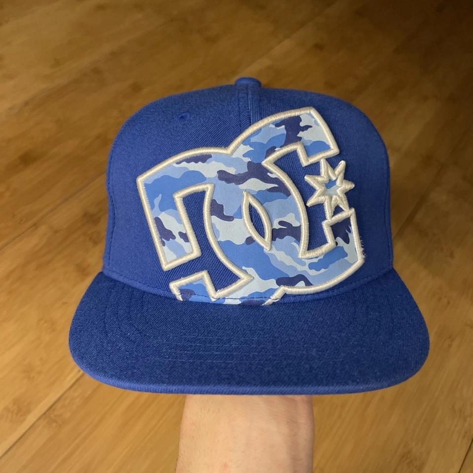 DC 210 Ajustado Logo Grande Azul Camuflaje 6 1/2 - 6 7/8 Elastizado Flex Sombrero de Patín Raro BONITO Foto 2 de 4