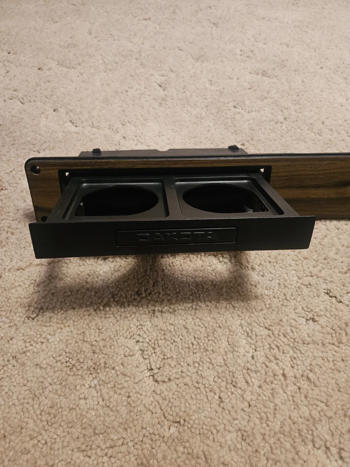 Portavasos Dodge Dakota 87-96 bisel de borde de tablero OEM grano de madera original Foto 2 de 4