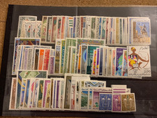 HC85 - Lot de 100 timbres  d’Algérie - Neufs **