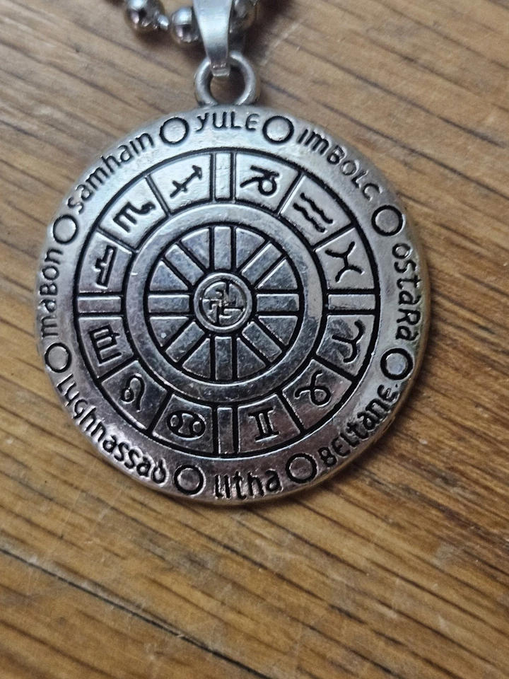 COLLAR COLGANTE CALENDARIO NAVIDEÑO PAGANO EN CADENA BOLA BRUJA CAPRICHO GÓTICO WICCAN Foto 3 de 3