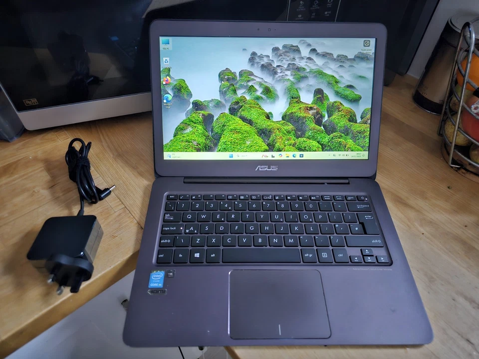 Asus Zenbook UX305F Intel Core M 256GB SSD 8GB DDR4 Win 11 Webcam 13.3" Laptop - Image 2 of 4