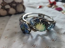 Bracelet ancien à charnière en cristal bleu opale avec accents de perles
