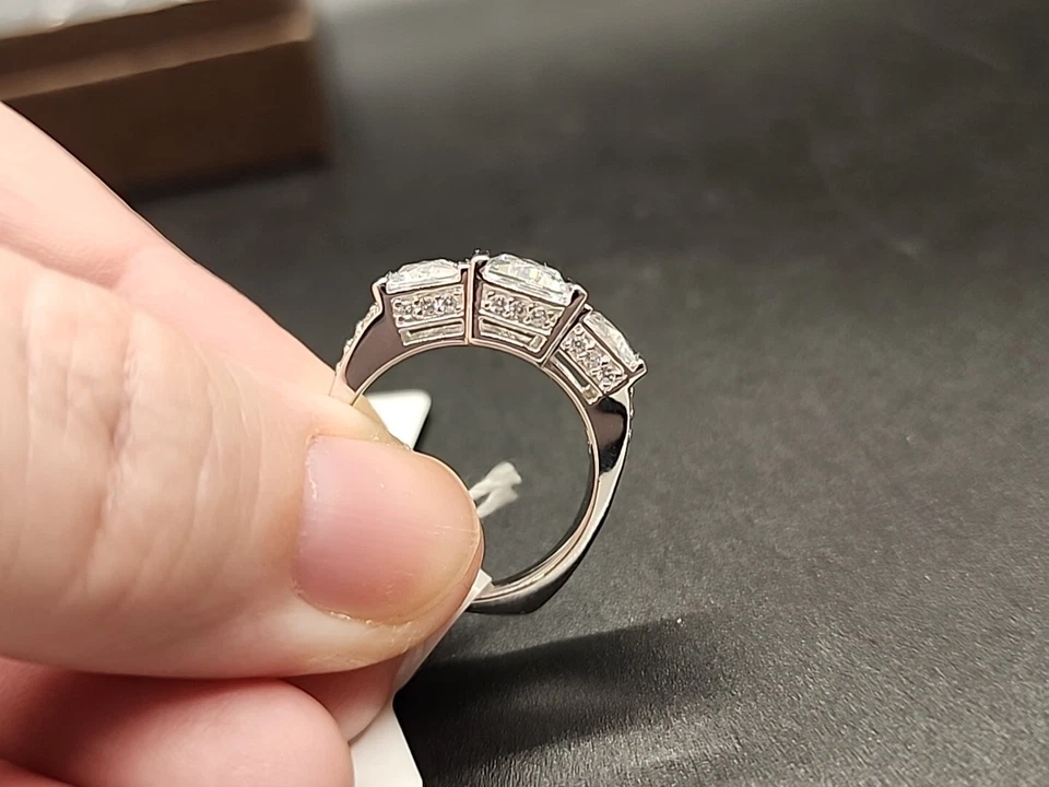 Anillo Bella Luce Platineve de tres piedras circonita cúbica con detalles de zafiro y topacio talla 8 JTV Foto 4 de 4