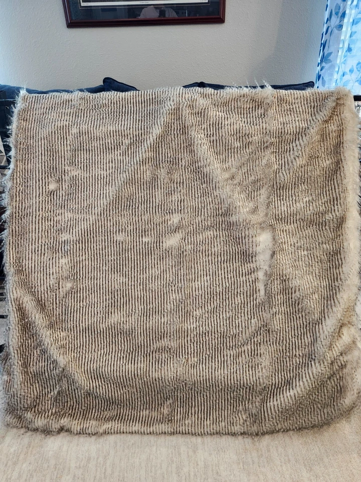 ALMOHADAS DE PIEL SINTÉTICA 5' 50" Y 2 19" GRIS NEGRUZCO Y BLANCO Foto 2 de 4