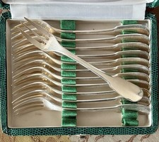 12 FOURCHETTES A GATEAU EN METAL ARGENTE CHRISTOFLE  CLUNY  EN COFFRET