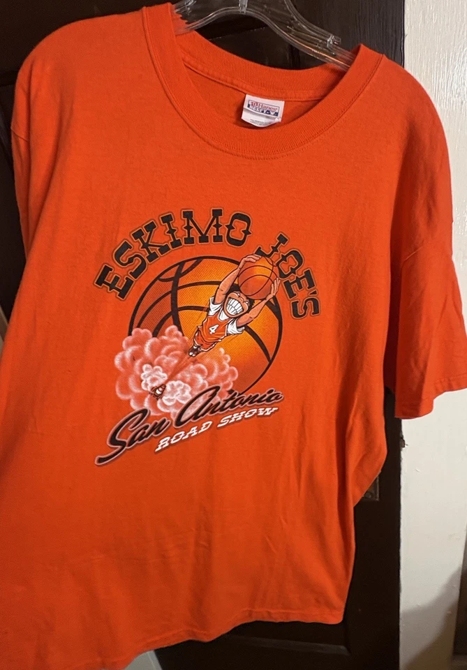Camiseta Naranja Esquimal Joe’s San Antonio Road Show de Colección – OSU Baloncesto Grande Foto 2 de 4