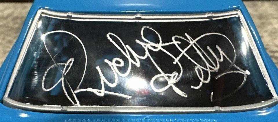 1970 Richard Petty Plymouth Superbird Autographed 1/24 Racing Champions NASCAR - Image 4 of 4