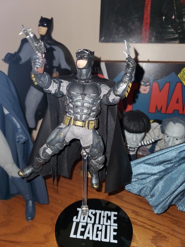 Mezco Toys One: 12 Collective Justice League Tactical Suit Batman