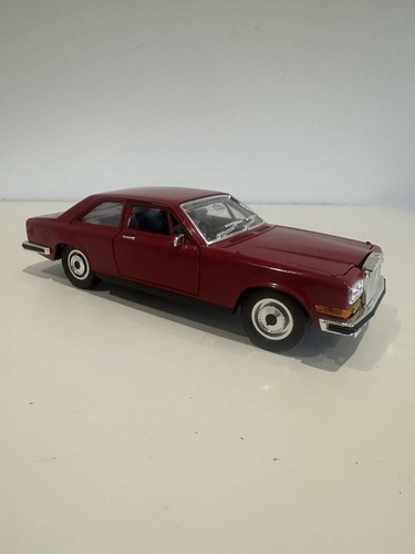 Burago 1975 Rolls Royce Camargue red 1/22 Burago Diecast Model Car - Picture 3 of 5