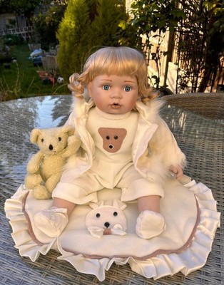 Schöne Vintage Porzellan Babypuppe in weiß von The Leonardo Collection, 50 cm
