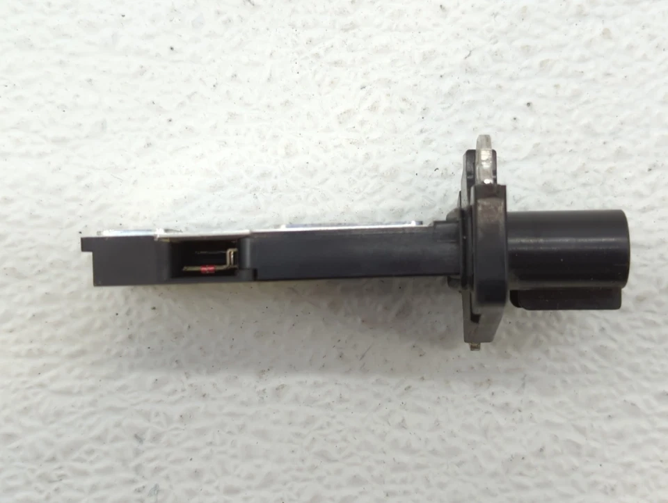 Измеритель массового расхода воздуха Ford Fiesta 2011-2013 годов выпуска Maf P2E60 - Изображение 2 из 4