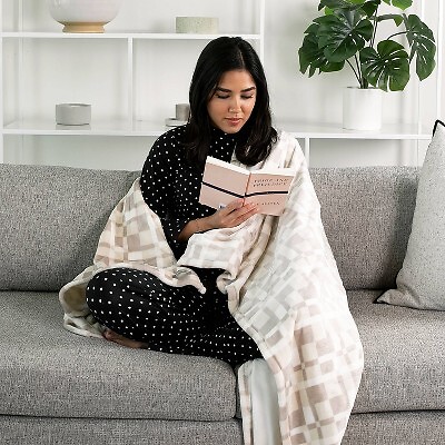 Уютный плед Brookstone с подогревом и шикарным рисунком 3790₽