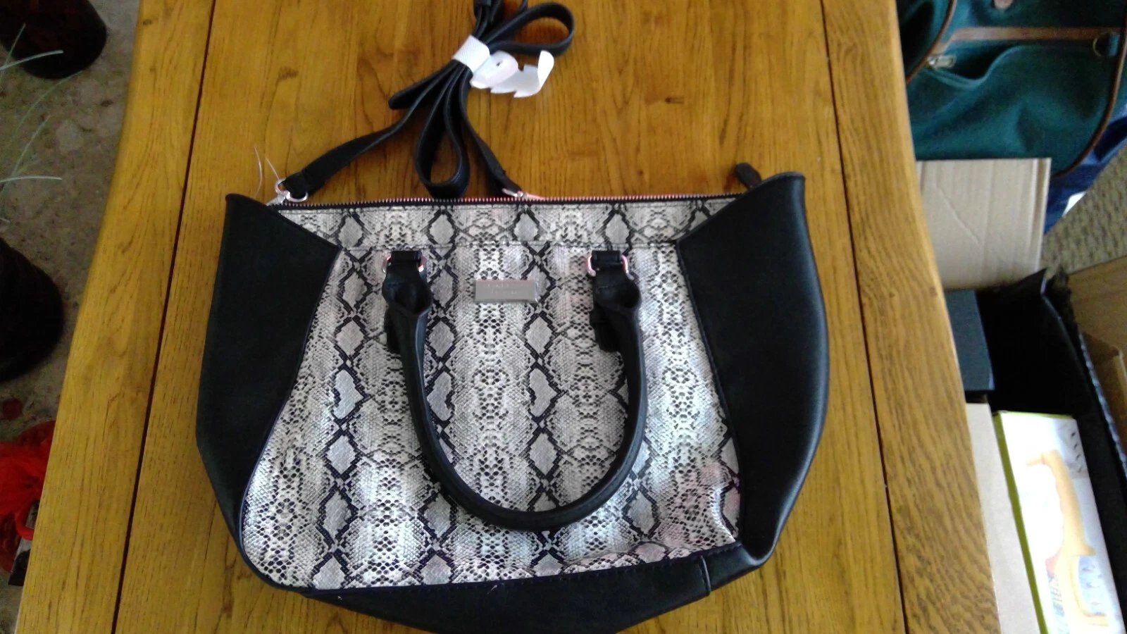 FIORELLI Handbag. New with tags. Snakeskin design. Zip fastening / 2 handles .