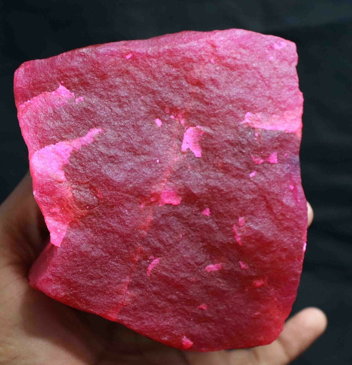 Rubis Rouge Naturel Géant Africain - 3245.00 Carats, Certifié EGL, Taille Naturelle, Couleur Améliorée