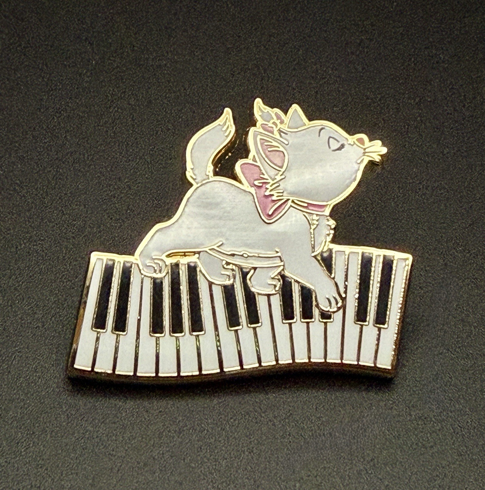 Disney PALM The Aristocats Piano Mystery Marie CHASER LE 250 Gold Pin