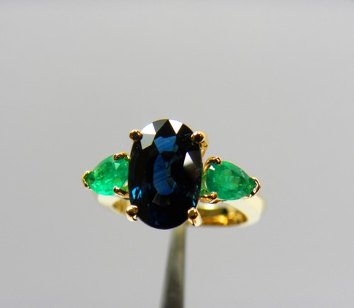 Estate 4.77 Carats Natural Blue Sapphire Colombian Emerald Ring 18K Yellow Gold - Picture 10 of 11