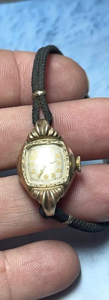 Reloj Bulova L3 1953 dorado cuerda automática para dama, con cadena de seguridad vintage Foto 4 de 4