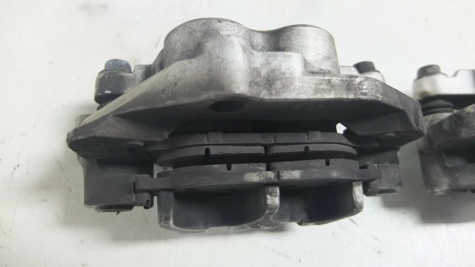 Pinzas de freno delanteras 00 Yamaha XVZ1300 XVZ 1300 F Royal Star Venture Foto 2 de 4