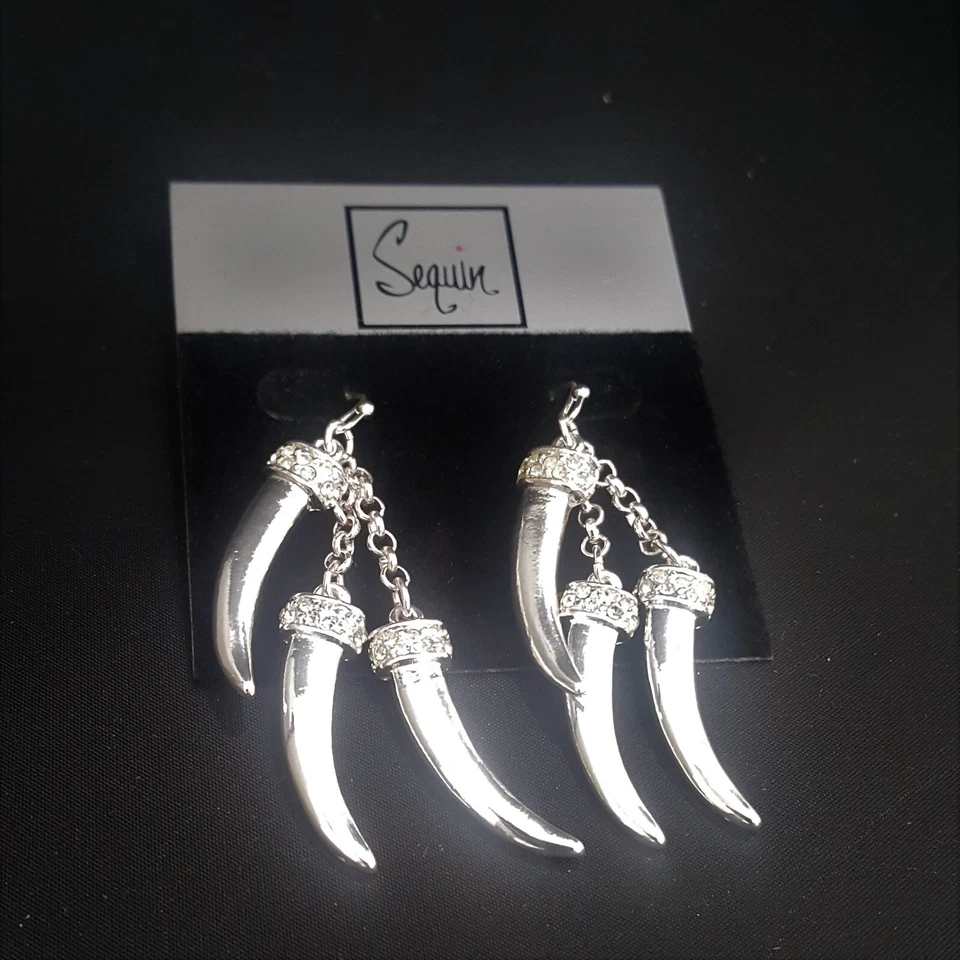 Pendientes de gancho de cristal enchapados en plata con dije de cuerno firmado con lentejuelas nuevos con etiquetas Foto 3 de 4