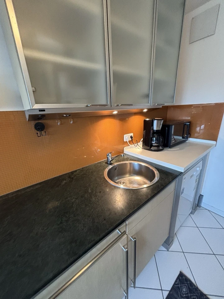 Einbauküche mit Siemens Induktionsherd, Spülmaschine & Granitplatte - gepflegt - Bild 2 von 4